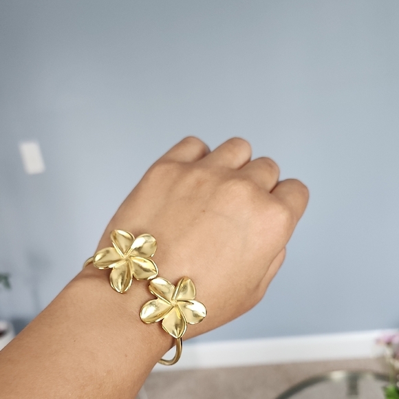 Elegant Gold Floral Bracelet - Picture 3 of 5